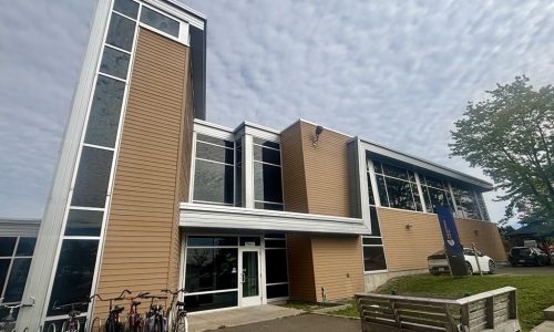 Cégep GIM centre sportif du campus de Carleton-sur-Mer porte Line Giasson