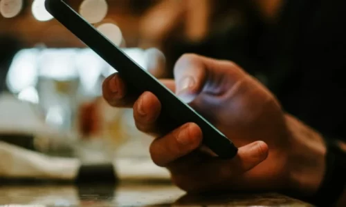 Cellulaire dans une main