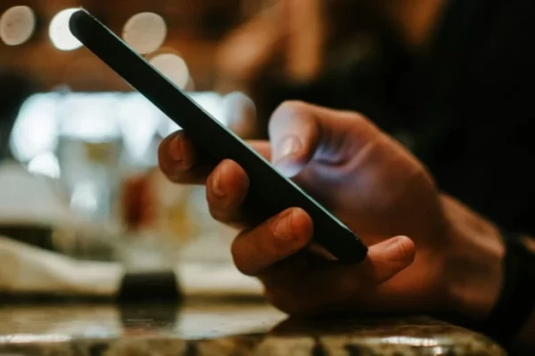 Cellulaire dans une main