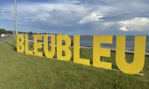 Festival BleuBleu Carleton lettres peintes en jaune