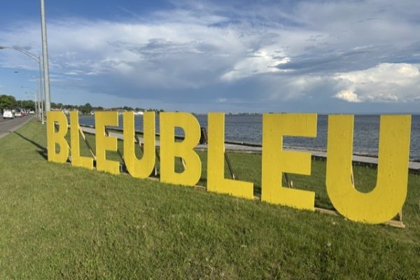Festival BleuBleu Carleton lettres peintes en jaune