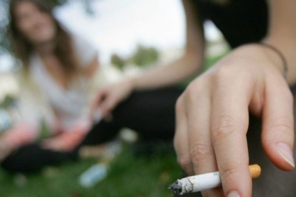 Fumeur mains gros blanc cigarette