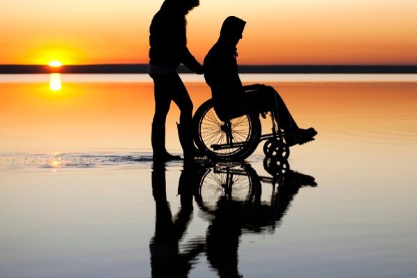 La Ressource personnes handicapées BSL GIM Soleil couchant 2 personnes marée basse 2