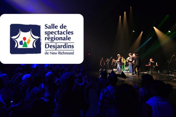 Salle spectacles New Richmond scène avec logo