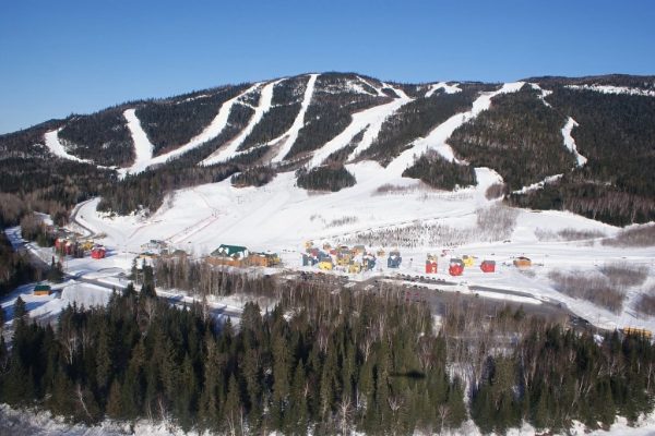 Station touristique Pin Rouge avec neige