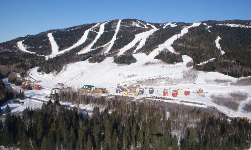 Station touristique Pin Rouge avec neige