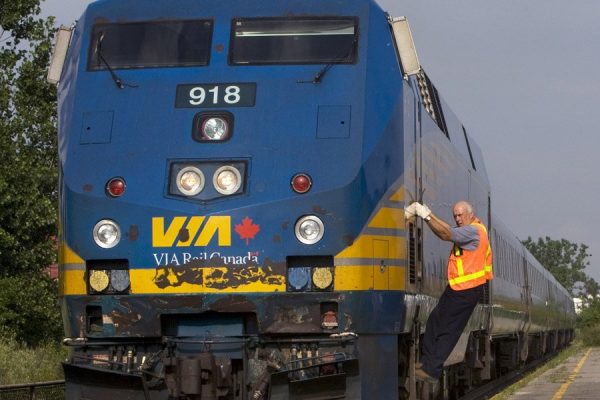 Via rail locomotive avec ingénieur