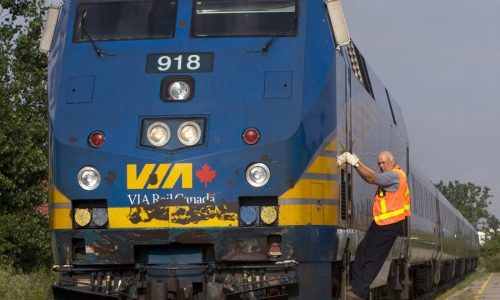 Via rail locomotive avec ingénieur